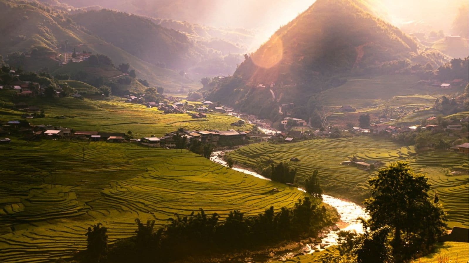 Ruộng bậc thang và dòng suối Mường Hoa lúc hoàng hôn